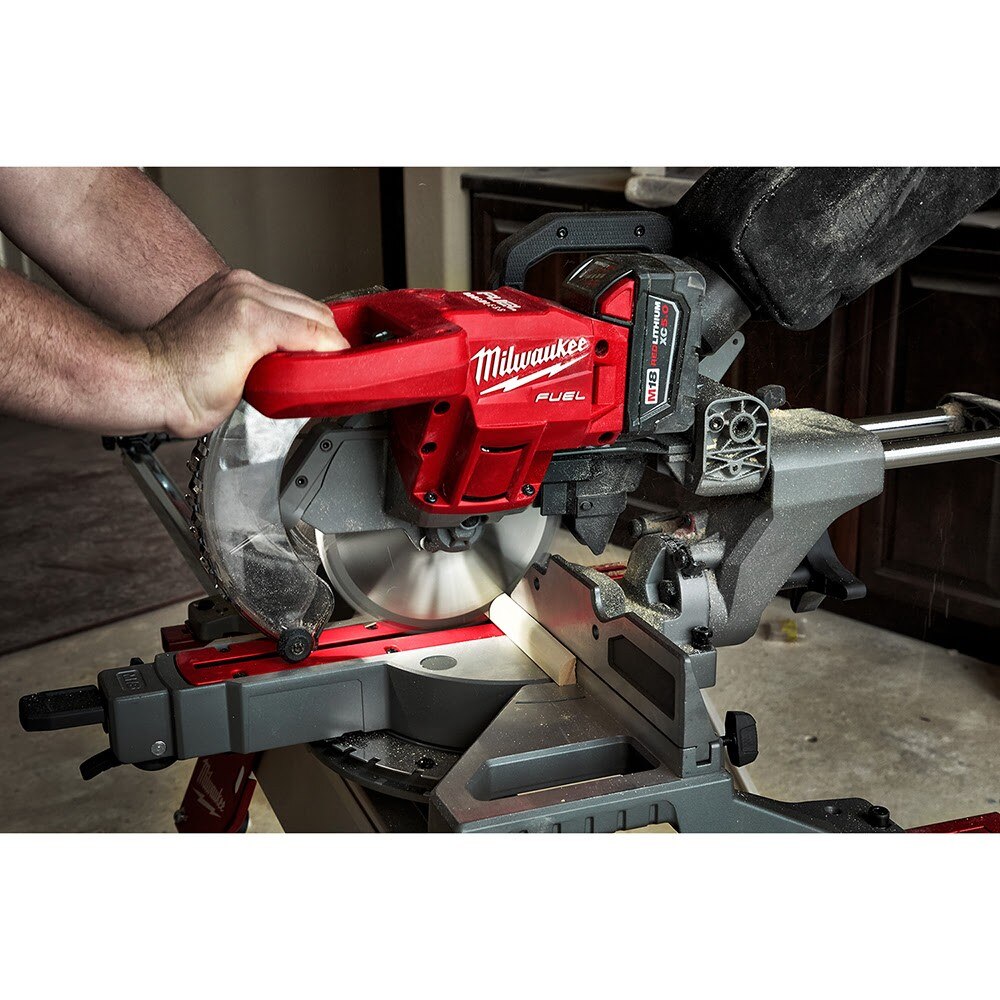 Milwaukee  2733-21 M18 FUEL 7-1/4" Dual Bevel Sliding Compound Miter Saw Kit