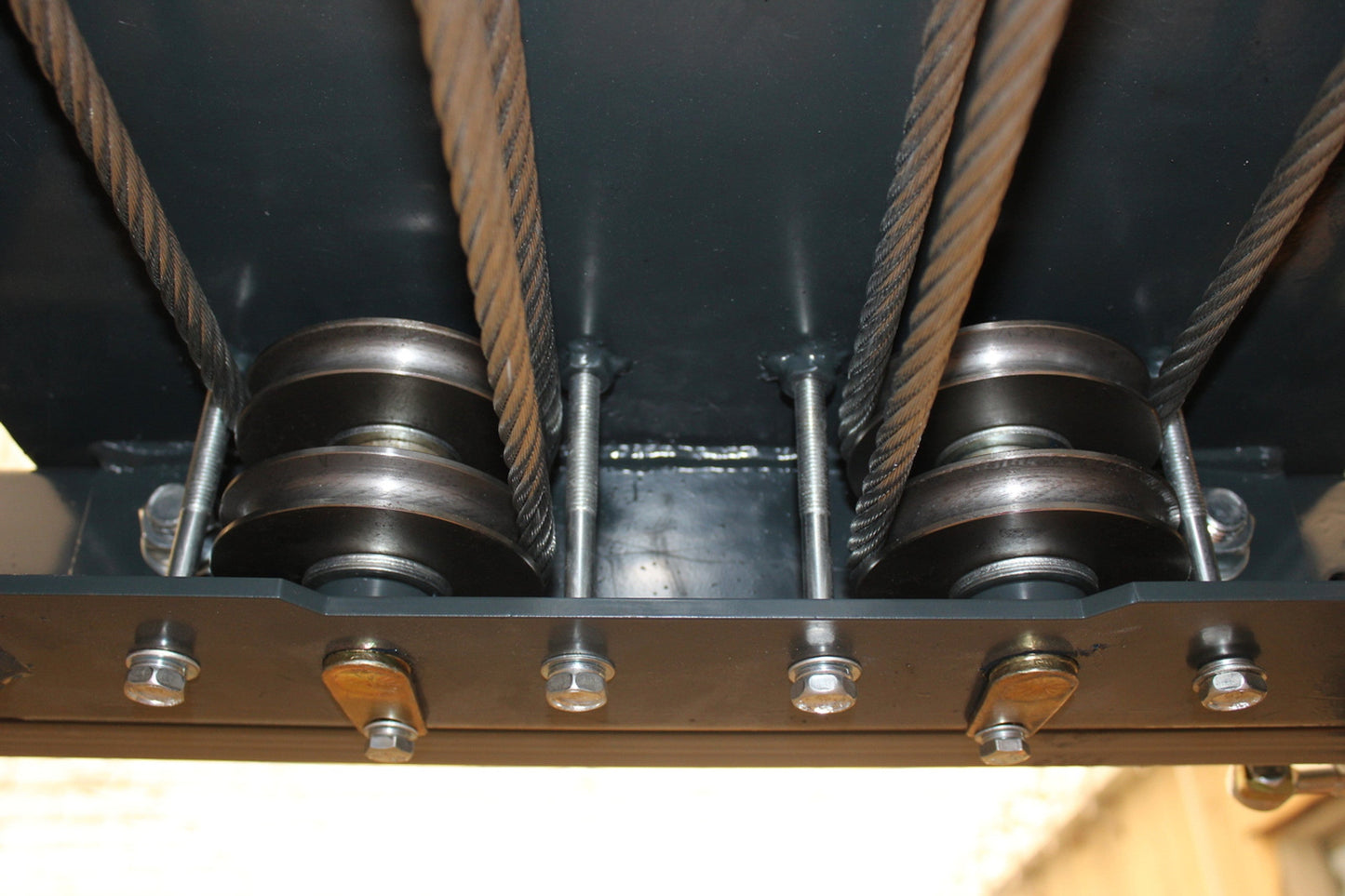 Stratus Compact Enclosed 4 Post 9k lbs Storage Parking Car Lift w/casters SAE-P49C